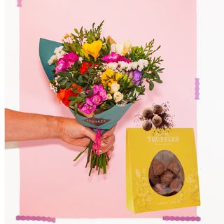 PACK PÁSCOA: Ramo de frésias + Caixa de Trufas Ed. Especial VINTE | VINTE