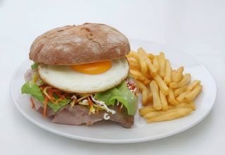 Prego no Pão com Ovo