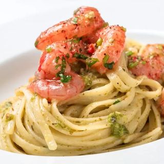 Linguíni com molho pesto e camarão