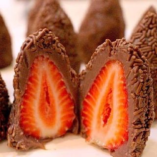 Brigadeiro Negro Com Morango