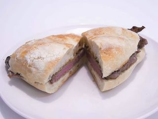 Prego em Pão do Lombo