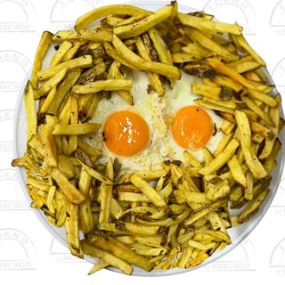 Batata frita com ovo estrelado
