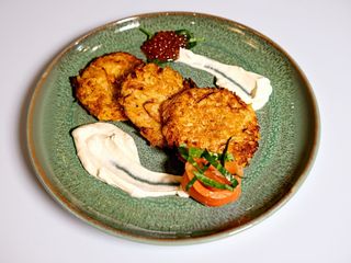 DERUNY COM SALMÃO E CAVIAR