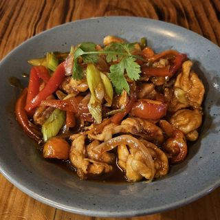 Pad Nam Mun Hoi frango 