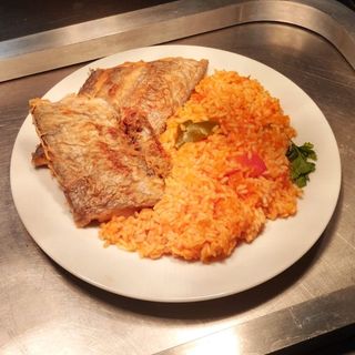 Peixe Espada Frito com Arroz de Tomate