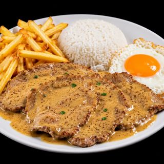 Bitoque de Porco com Ovo e Batata Frita Caseira