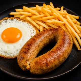 Alheira de Bacalhau com Ovo Estrelado e Batata Frita