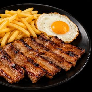 Entremeada Assada na Brasa com Ovo e Batata Frita Caseira