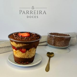 Massa branca com brigadeiro de chocolate com morangos 