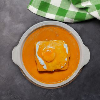 Francesinha com ovo