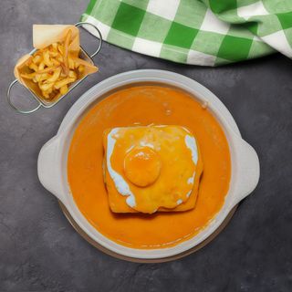 Francesinha com ovo e batata