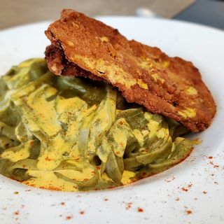 Fettuccine verde com milanesa de beringela