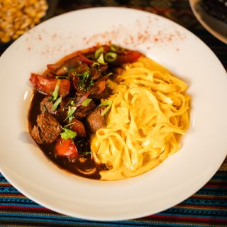 Fetuccini a La Huancaína com Lombo Salteado