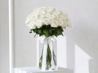 Atado con 10 rosas  Brancas