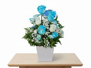 Buquê de Rosas Azuis e Branca