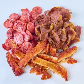 Linguiça Toscana + Frango Empanado + Picanha Fatiada