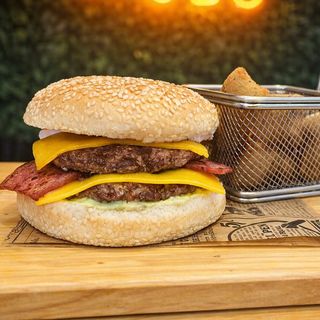 Double Cheddar Bacon + 6un de Bolinha de Fiambre