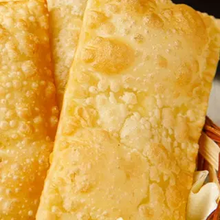 PASTEL DE FRANGO COM QUEIJO