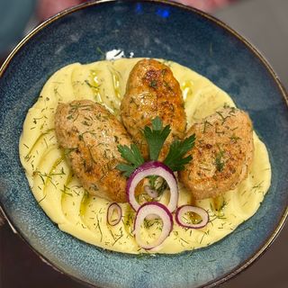 Almôndegas de frango com puré de batata 