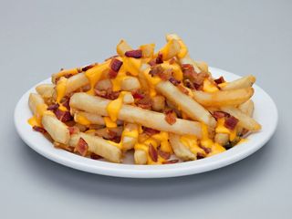 Batatas Fritas com bacon e queijo cheddar.