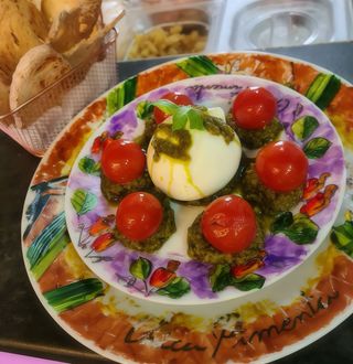 Focaccia De Bacon Com Pesto e Burrata