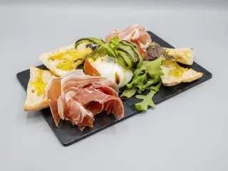 Focaccia De Mortadela Com Burrata De Bufalo