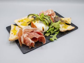 Focaccia De Mortadela Com Burrata De Bufalo