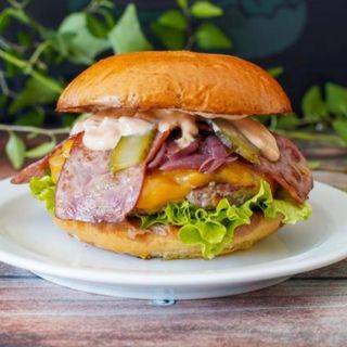 Menu Cheesy Bacon Burger Com Batata Frita é Bebida