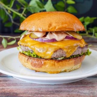 Menu Hamburger de Queijo Com Batata Frita é Bebida