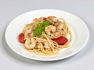 Espaguete com camarões e molho de azeite e alho