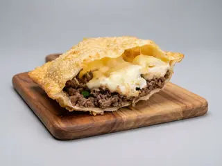 Pastel Frito de Carne com Queijo Mussarela