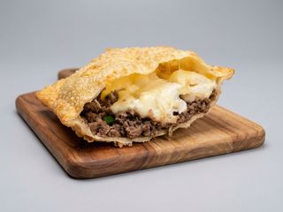 Pastel Frito de Carne com Queijo Mussarela