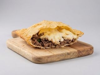 Pastel de Carne com Queijo Mussarela
