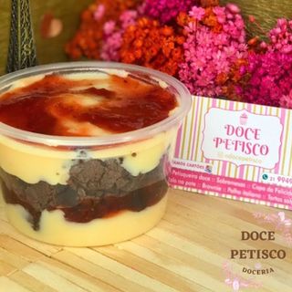 Brownie com chocolate branco e compota de morango (280ml)