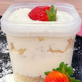 Cake Baunilha e recheio branco com fruta
