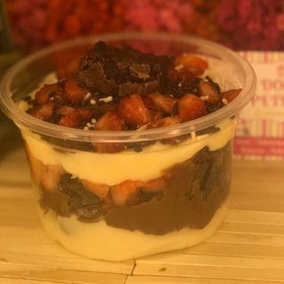 Brownie com chocolate branco + Nutella + Pedaços de morango (280ml)