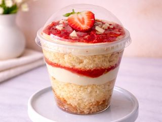 Cake de baunilha + chocolate branco + compota de morango