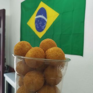 Copo de bolinhas de queijo 