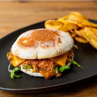 Bolo do Caco com Pulled Chicken