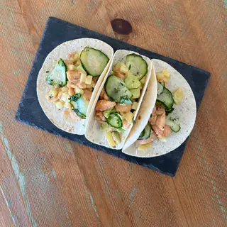 Mini Tacos de Salmão