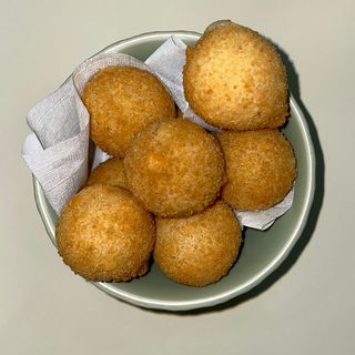 Coxinha de Galinha porção com 10 unid.