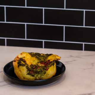 Focaccia com brócolis, bacon e queijo derretido