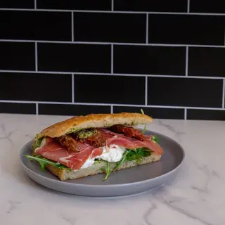 Focaccia Presunto Serrano e Stracciatella