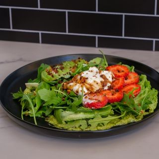 Salada de Stracciatella e Morango