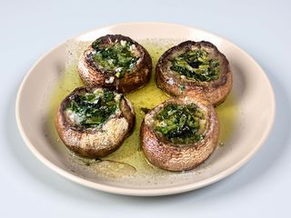 Cogumelos Recheados com Alho, Coentros e Fio de Azeite