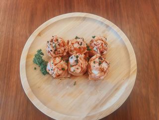 m26. Gunkan de Salmão Braseado