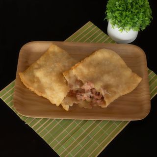 Pastel de Calabresa com Queijo