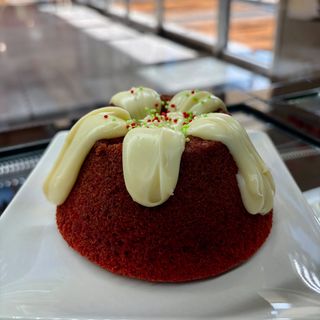 Mini Bolo Red Velvet c/ cobertura de ninho