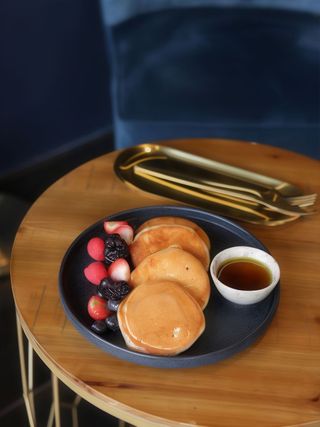 Panqueca de Manteiga e Favo de Mel