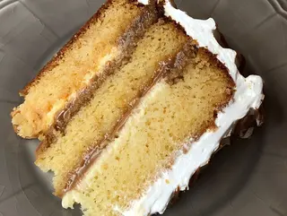 Bolo de doce de leite e côco